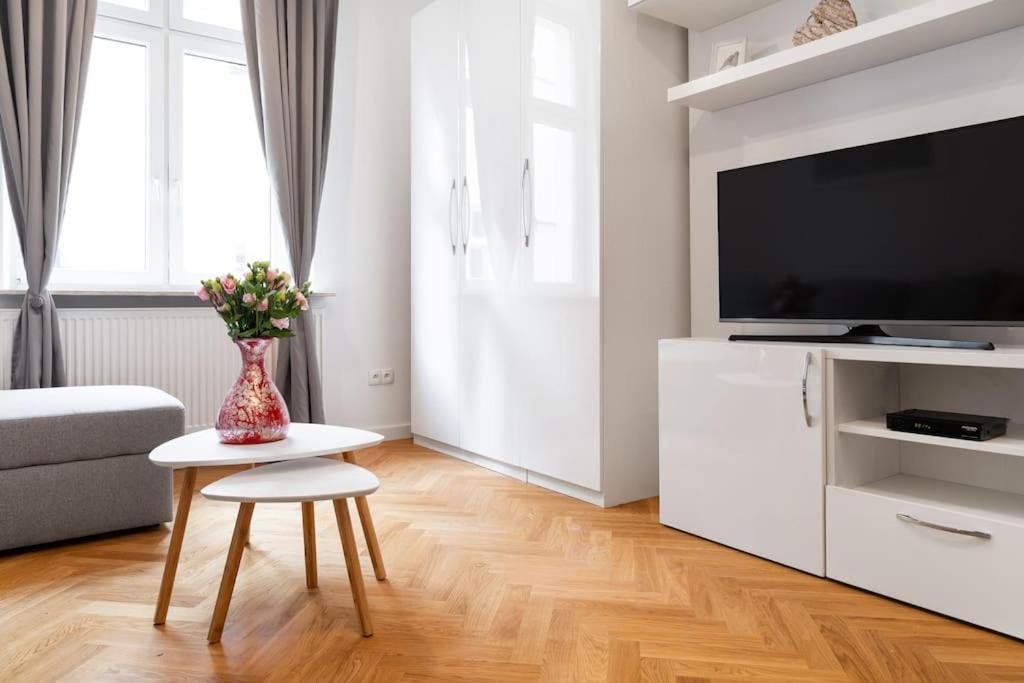 Househost Apt - Krowoderska 55 Краков Экстерьер фото